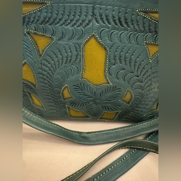 *SOLD ON ANOTHER PLATFORM* Leaders in Leather Crossbody w/ Convertible Straps - Picture 4 of 10